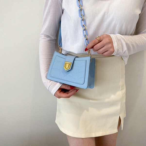 Γυναικεία τσάντα με ανάγλυφο δέρμα και μεταλλική αγκράφα