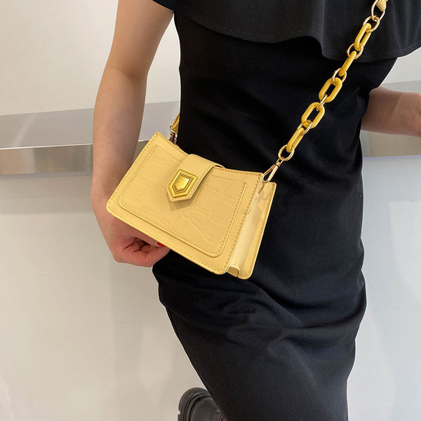 Γυναικεία τσάντα με ανάγλυφο δέρμα και μεταλλική αγκράφα