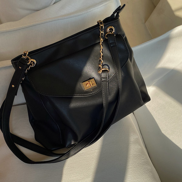 Γυναικεία τσάντα ώμου φθινοπώρου-χειμερινή από οικολογικό δέρμα με μπροστινή τσέπη 