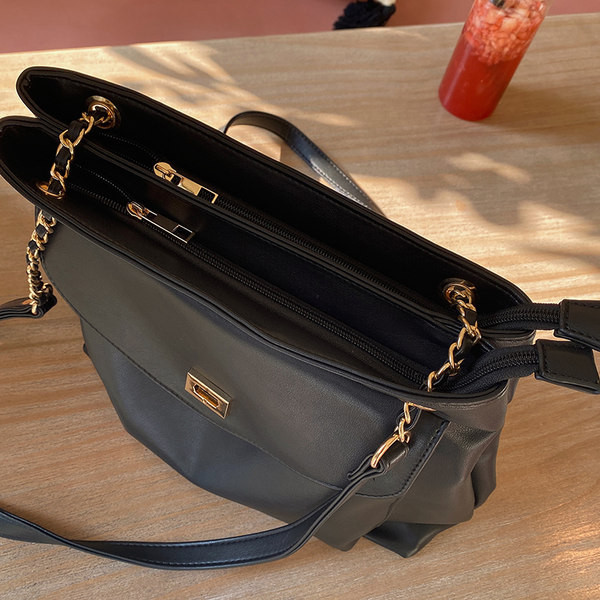 Γυναικεία τσάντα ώμου φθινοπώρου-χειμερινή από οικολογικό δέρμα με μπροστινή τσέπη 