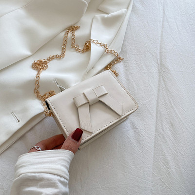 Sieviešu ādas soma ar metāla aizdari un lentes rotājumu - divi izmēri