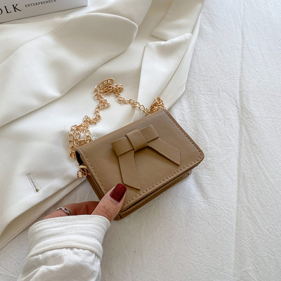 Sieviešu ādas soma ar metāla aizdari un lentes rotājumu - divi izmēri