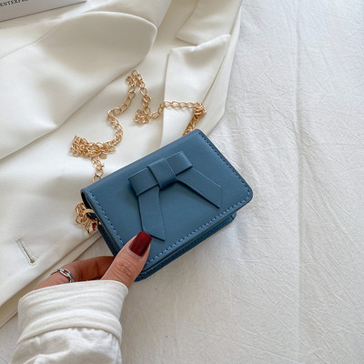 Sieviešu ādas soma ar metāla aizdari un lentes rotājumu - divi izmēri