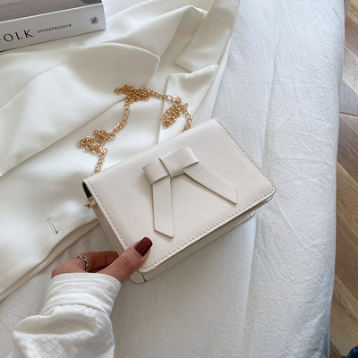 Sieviešu ādas soma ar metāla aizdari un lentes rotājumu - divi izmēri