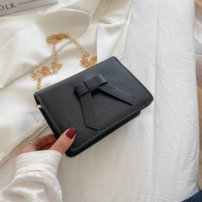 Sieviešu ādas soma ar metāla aizdari un lentes rotājumu - divi izmēri