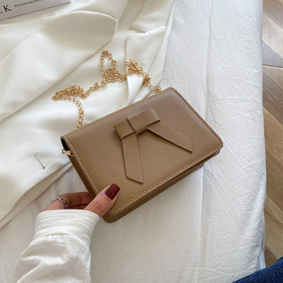 Sieviešu ādas soma ar metāla aizdari un lentes rotājumu - divi izmēri