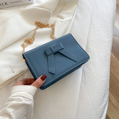 Sieviešu ādas soma ar metāla aizdari un lentes rotājumu - divi izmēri