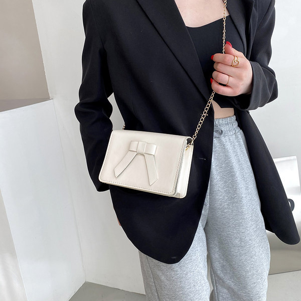 Sieviešu ādas soma ar metāla aizdari un lentes rotājumu - divi izmēri