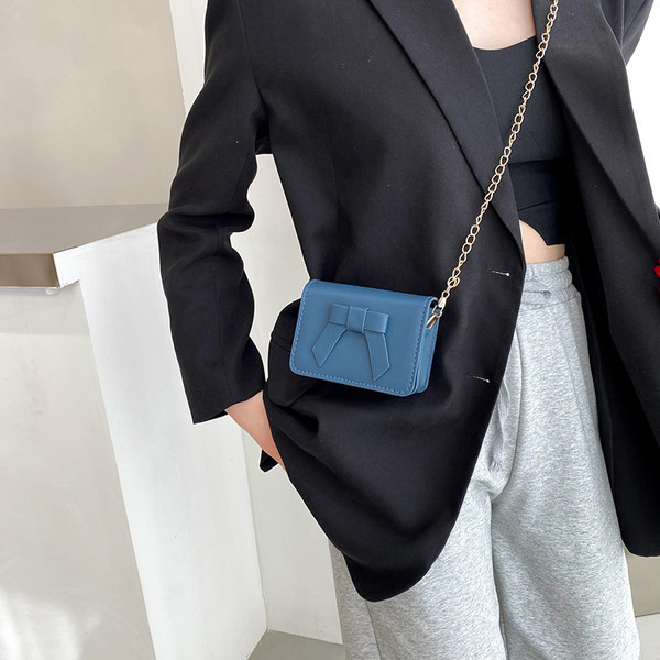 Sieviešu ādas soma ar metāla aizdari un lentes rotājumu - divi izmēri