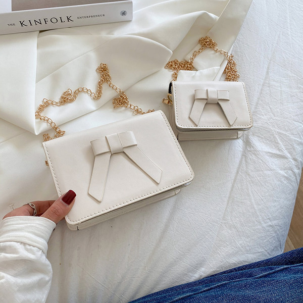 Sieviešu ādas soma ar metāla aizdari un lentes rotājumu - divi izmēri