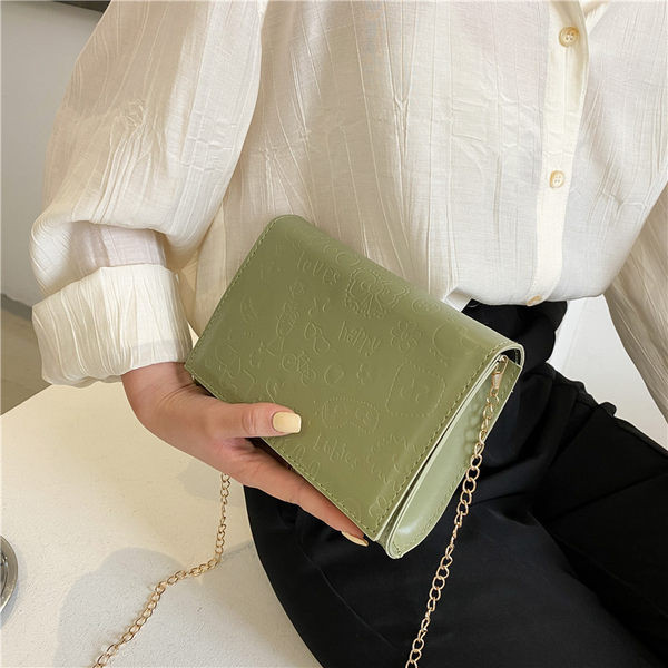 Vienkrāsaina sieviešu soma no eko ādas ar metāla rokturi