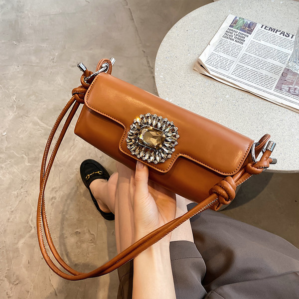 Geantă mică dreptunghiulară decorată cu pietre