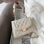 Γυναικεία καπιτονέ τσάντα με μεταλλικό κούμπωμα