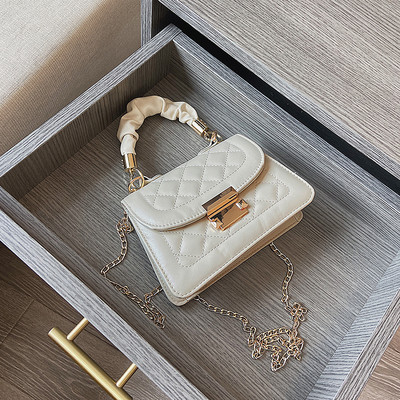 Γυναικεία καπιτονέ τσάντα με μεταλλικό κούμπωμα