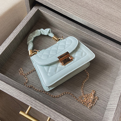 Γυναικεία καπιτονέ τσάντα με μεταλλικό κούμπωμα