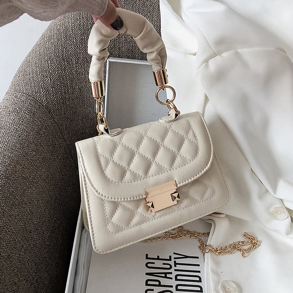 Γυναικεία καπιτονέ τσάντα με μεταλλικό κούμπωμα