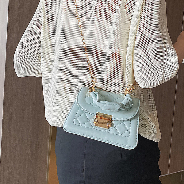 Γυναικεία καπιτονέ τσάντα με μεταλλικό κούμπωμα