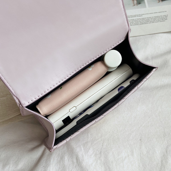 Γυναικεία καπιτονέ τσάντα με μεταλλικό κούμπωμα