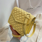 Μικρή καπιτονέ τσάντα με μακριά λαβή