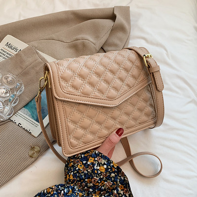 Μικρή καπιτονέ τσάντα με μακριά λαβή