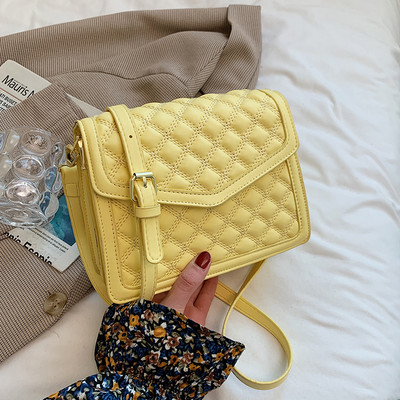 Μικρή καπιτονέ τσάντα με μακριά λαβή