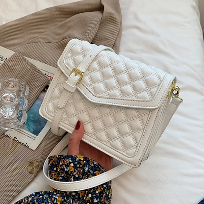 Μικρή καπιτονέ τσάντα με μακριά λαβή