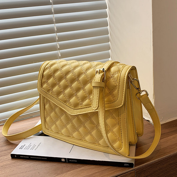 Μικρή καπιτονέ τσάντα με μακριά λαβή