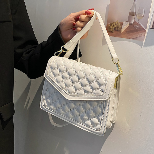 Μικρή καπιτονέ τσάντα με μακριά λαβή