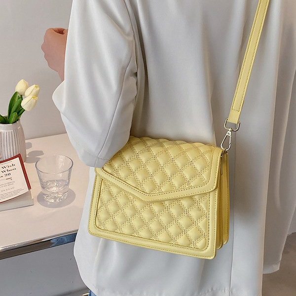 Μικρή καπιτονέ τσάντα με μακριά λαβή