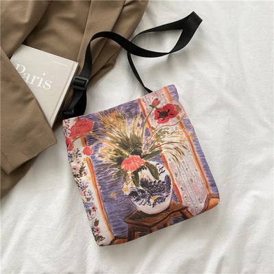 Γυναικεία τσάντα με απλικέ χρώμα και μακρύ ρυθμιζόμενο λουράκι