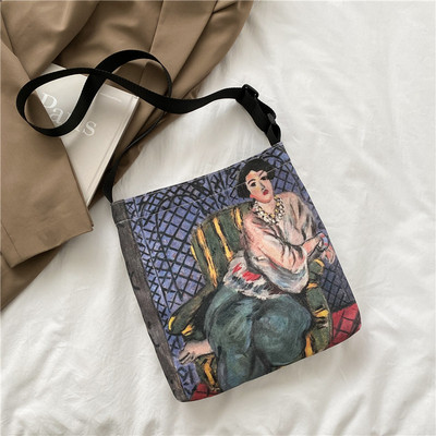 Γυναικεία τσάντα με απλικέ χρώμα και μακρύ ρυθμιζόμενο λουράκι