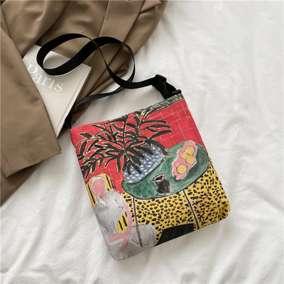 Γυναικεία τσάντα με απλικέ χρώμα και μακρύ ρυθμιζόμενο λουράκι