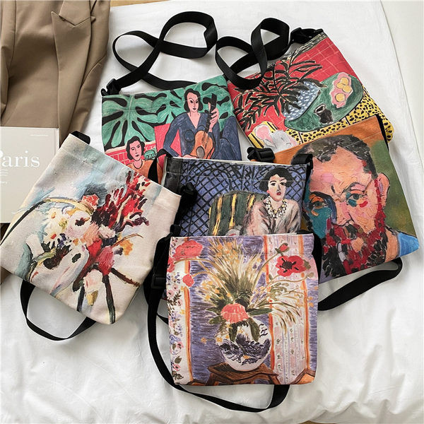 Γυναικεία τσάντα με απλικέ χρώμα και μακρύ ρυθμιζόμενο λουράκι