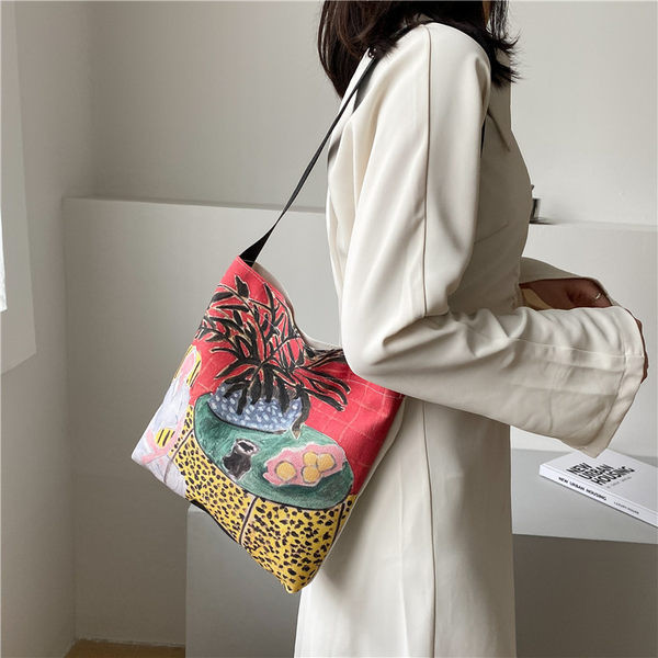 Γυναικεία τσάντα με απλικέ χρώμα και μακρύ ρυθμιζόμενο λουράκι