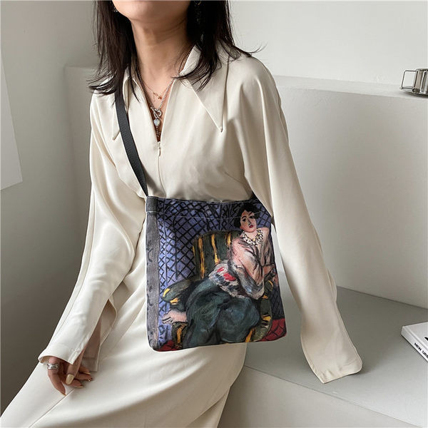 Γυναικεία τσάντα με απλικέ χρώμα και μακρύ ρυθμιζόμενο λουράκι