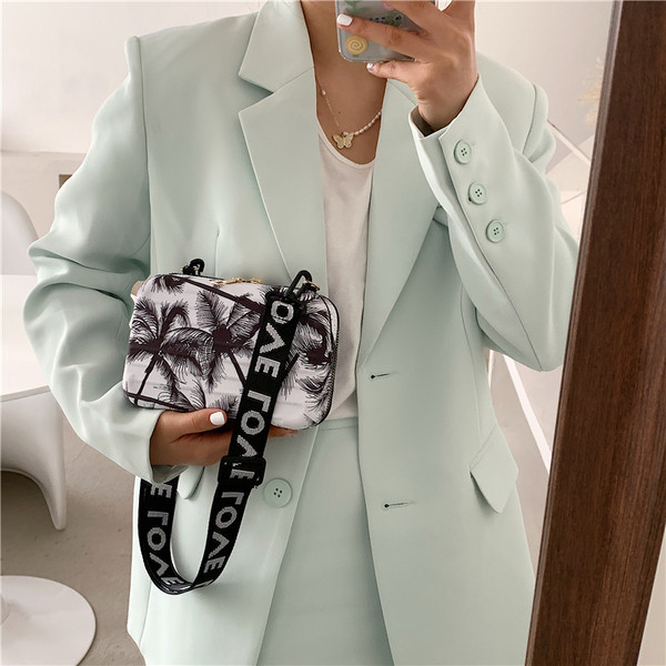 Καθημερινή γυναικεία τσάντα με φερμουάρ και ρυθμιζόμενη λαβή