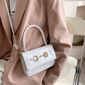 Γυναικεία έκο δερμάτινη τσάντα με μεταλλική διακόσμηση - δύο λαβές