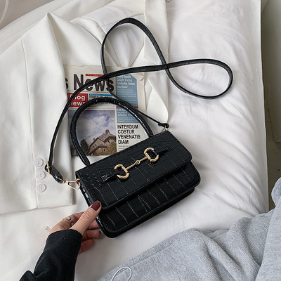 Γυναικεία έκο δερμάτινη τσάντα με μεταλλική διακόσμηση - δύο λαβές