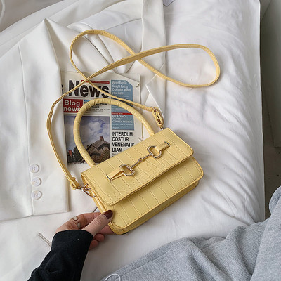 Γυναικεία έκο δερμάτινη τσάντα με μεταλλική διακόσμηση - δύο λαβές