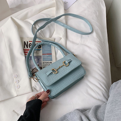 Γυναικεία έκο δερμάτινη τσάντα με μεταλλική διακόσμηση - δύο λαβές