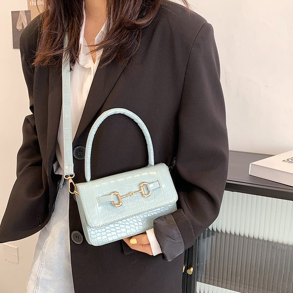 Γυναικεία έκο δερμάτινη τσάντα με μεταλλική διακόσμηση - δύο λαβές