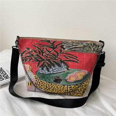 Γυναικεία τσάντα με χρωματιστό απλικέ και μεταλλικό στοιχείο