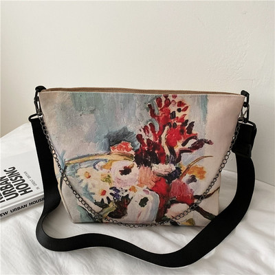 Γυναικεία τσάντα με χρωματιστό απλικέ και μεταλλικό στοιχείο