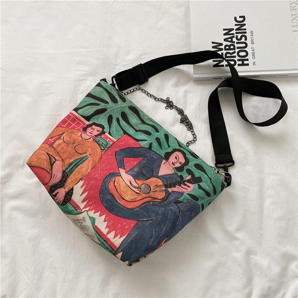 Γυναικεία τσάντα με χρωματιστό απλικέ και μεταλλικό στοιχείο