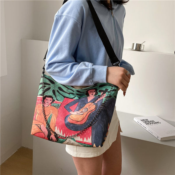 Γυναικεία τσάντα με χρωματιστό απλικέ και μεταλλικό στοιχείο