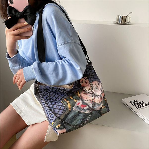 Γυναικεία τσάντα με χρωματιστό απλικέ και μεταλλικό στοιχείο