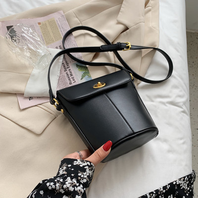 Μικρή μοντέρνα δερμάτινη τσάντα με μακριά λαβή