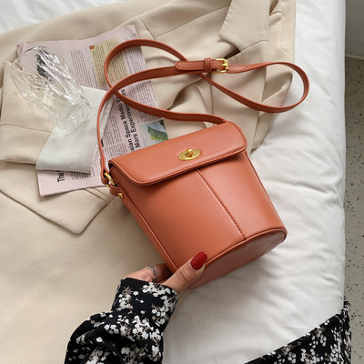 Μικρή μοντέρνα δερμάτινη τσάντα με μακριά λαβή