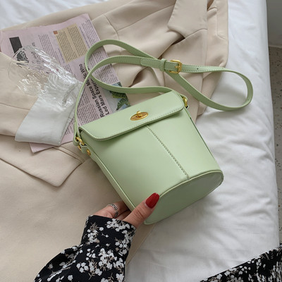 Μικρή μοντέρνα δερμάτινη τσάντα με μακριά λαβή