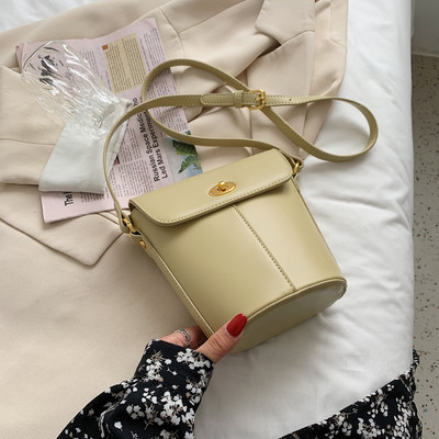 Μικρή μοντέρνα δερμάτινη τσάντα με μακριά λαβή